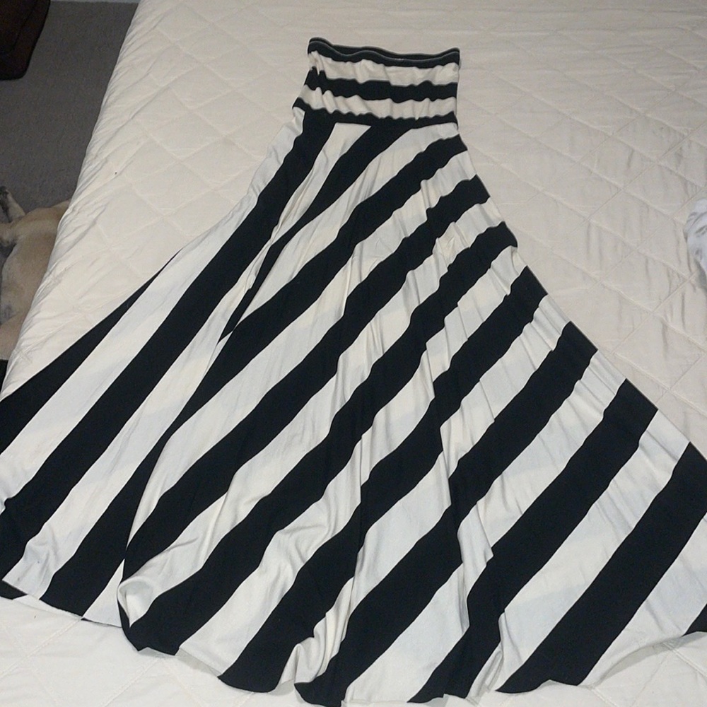 Beautiful off white and black striped strapless dress. Size S. Fitted & flowy